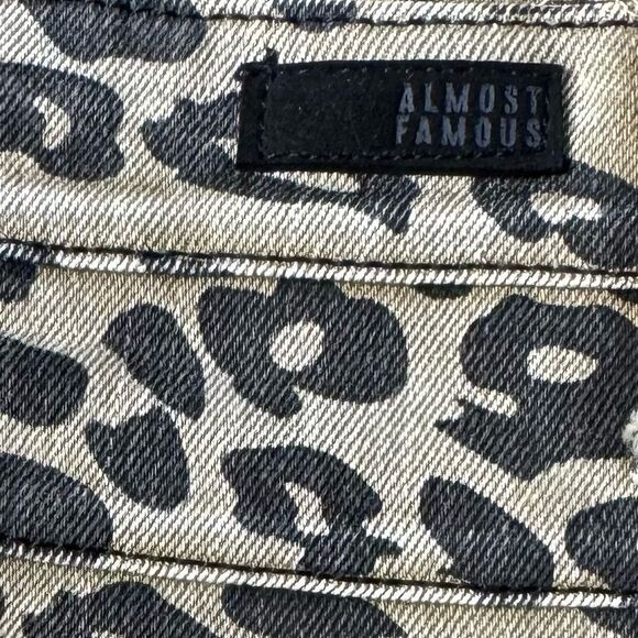 Almost Famous Women's Leopard Mid-Rise Skinny Jeans sz 9 - Picture 6 of 16